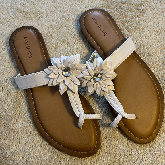 maui island Shoes - Maui Island Thong Flower Rhinestone Sandal Size 11. Excellent condition